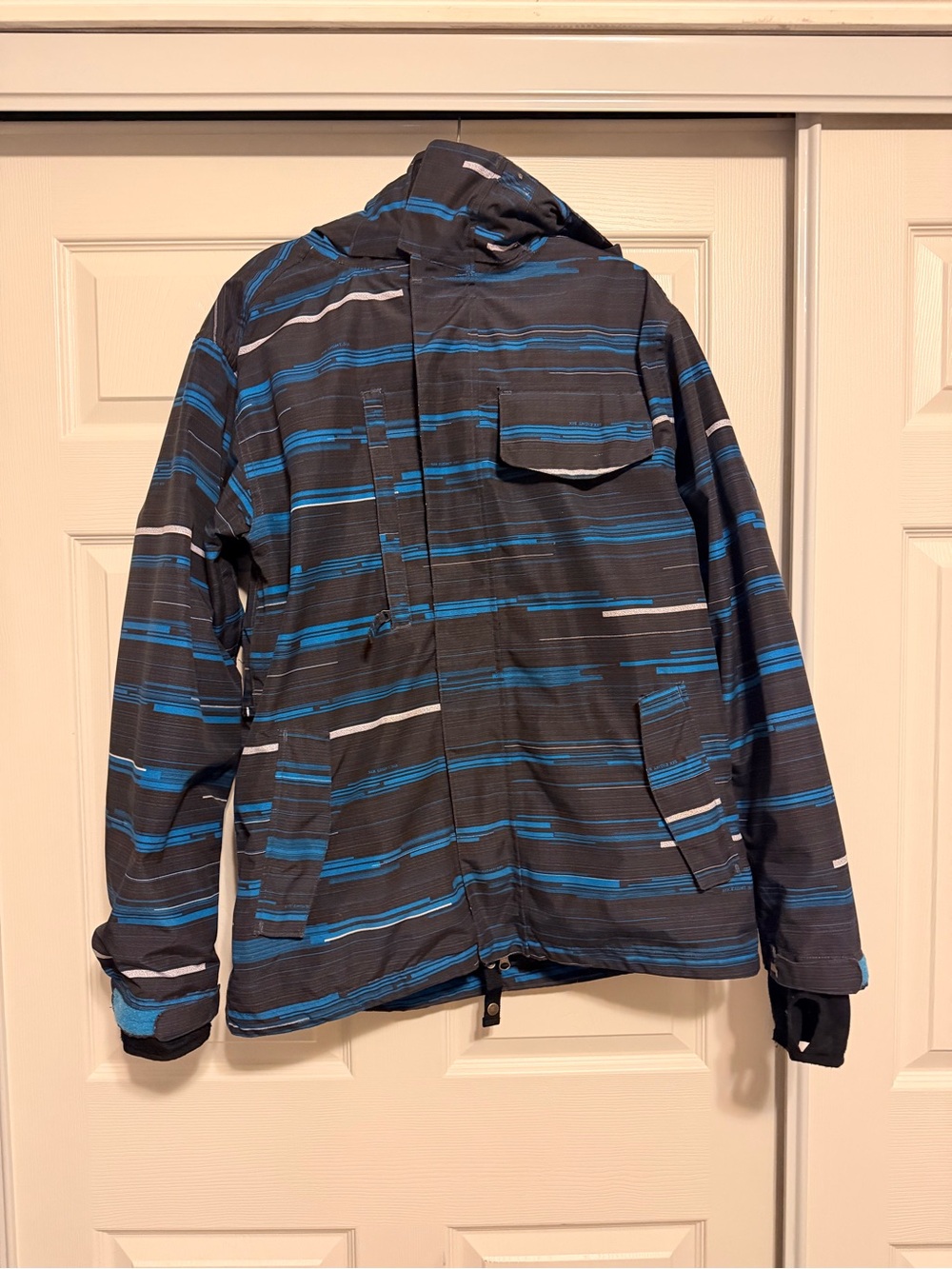 686 Men's Black Ski Jacket with Blue & Gray Stripes